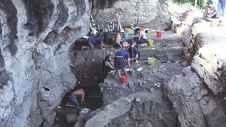 Fouille en cours d’une stratigraphie de 7 m de puissance (du Néolithique ancien jusqu’à l’Âge du bronze). Abri de Font-Juvénal à Conques-sur-Orbiel (Aude).