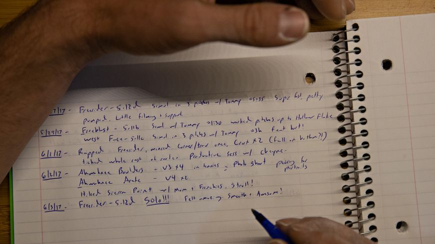 Pendant des mois, Alex Honnold a noté minutieusement dans un carnet chaque mouvement, pour ne plus rien laisser à l'improvisation.