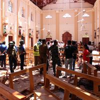 La police fouille les débris dans l'église de Saint-Sébastien à Negombo
