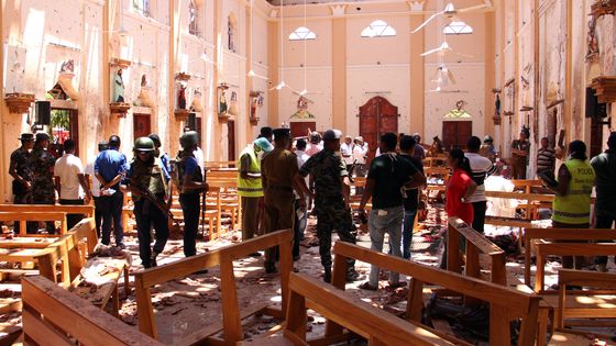 La police fouille les débris dans l'église de Saint-Sébastien à Negombo ©AFP - AFP