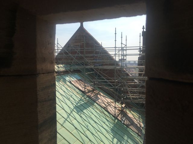 Des échafaudages au niveau du transept sud de la cathédrale Notre-Dame de Strasbourg.