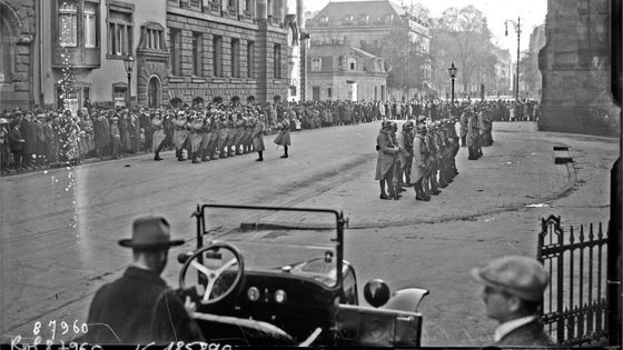 Düsseldorf, la relève de la garde du Stalhof (quartier général français). Photo de presse/Agence Rol - BnF-Gallica