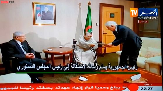 La télévision nationale algérienne a diffusé des images montrant Abdelaziz Bouteflika, vêtu d'une gandoura (tunique nord-africaine) beige, remettant sa lettre de démission au président du Conseil constitutionnel Tayeb Belaïz ©AFP - ENNAHAR TV