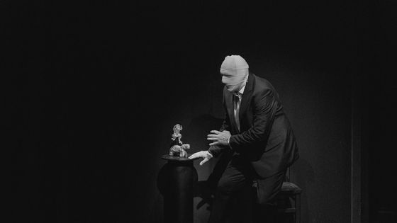 Josef Nadj dans son spectacle "Mnémosyne", au 104 à Paris (2019) - @Josef Nadj