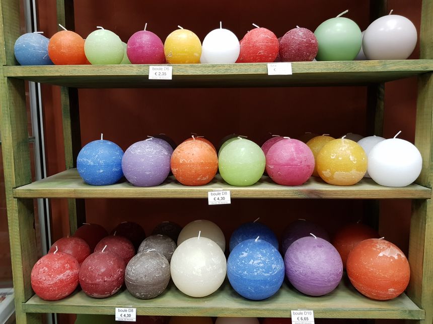 Un mélange de modèles de bougies de toutes les couleurs