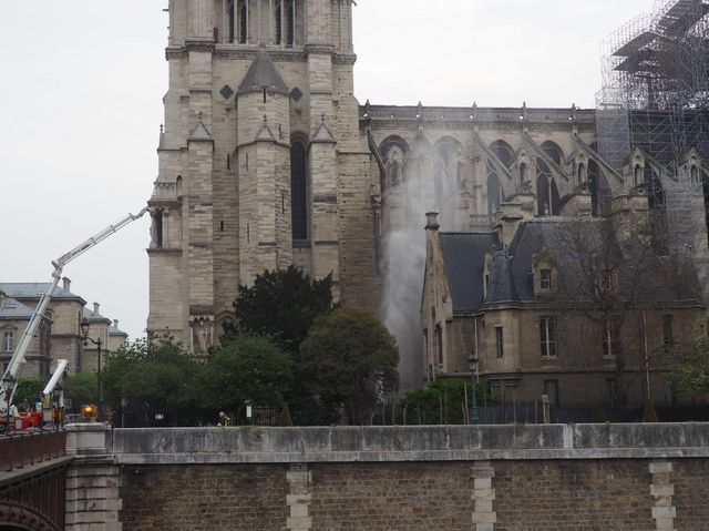 Les pompiers continuaient à intervenir mardi matin