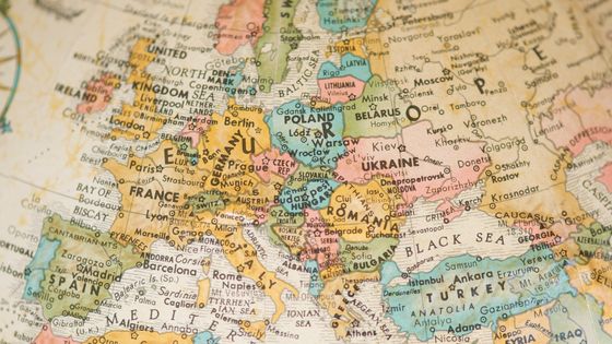 Avec son projet de « Nouvelle géographie musicale européenne », le musicien entend bien montrer à travers des concerts et sur son site internet www.ngme.fr les liens plus que jamais vivaces et nécessaires entre l’Europe
et la musique. - PeskyMonkey