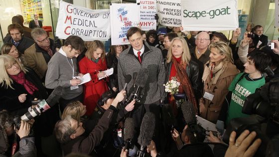 Andrew Wakefield, médecin britannique et chantre du mouvement anti-vaccins, devant la presse au siège du General Medical Council, ordre des médecins britannique, le 28 janvier 2010. ©AFP - SHAUN CURRY