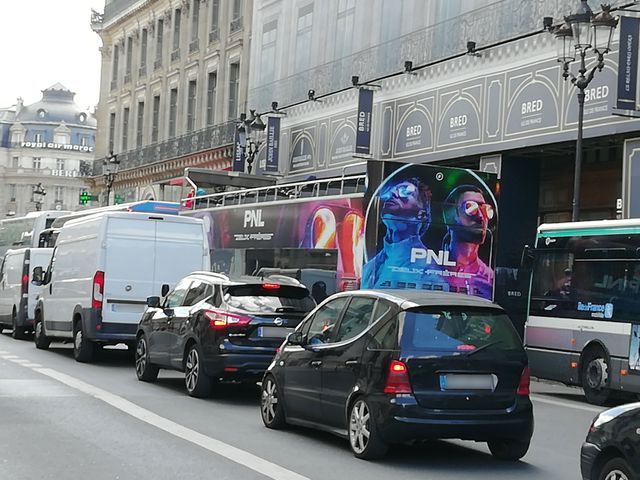 Publicité pour la sortie de l'album de PNL dans les rues de Paris.
