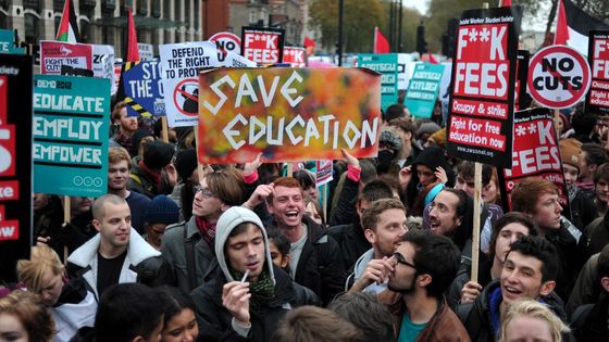 Étudiants britanniques lors d'une manifestation contre les hausses des frais d'inscription universitaire à Londres le 21 novembre 2012. ©AFP - CARL COURT