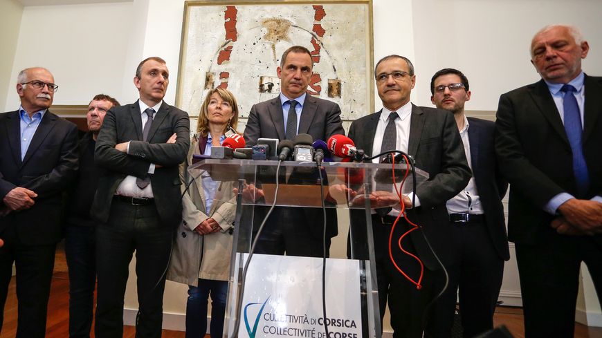 Les leaders nationalistes Gilles Simeoni (président de l'exécutif corse) et Jean-Guy Talamoni (président de l'Assemblée de Corse) lors d'une conférence de presse le 3 avril à Ajaccio