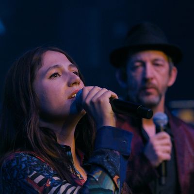 Izia et Arthur H rendent hommage à leur père Jacques Higelin
