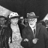Marie Bonaparte et Sigmund Freud, fondateur de la psychanalyse, arrivant de Vienne à Paris en 1938.