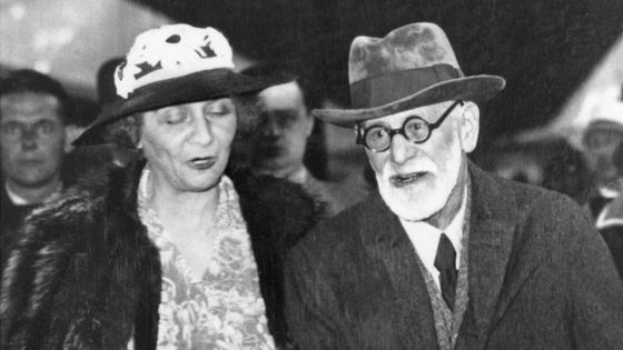 Marie Bonaparte et Sigmund Freud, fondateur de la psychanalyse, arrivant de Vienne à Paris en 1938. ©AFP - staf