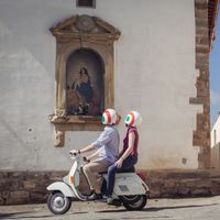 Un couple sur une mobylette à Florence en Italie.
