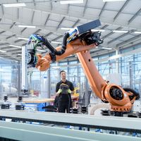 Un ingénieur programmant un robot ouvrier