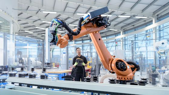 Un ingénieur programmant un robot ouvrier ©Getty - Monty Rakusen
