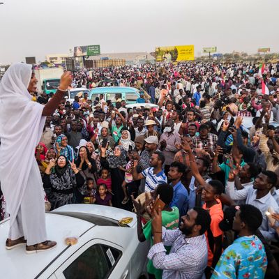 Alaa Salah, femme soudanaise devenue le symbole de la révolte populaire du pays, haranguant la foule à Khartoum, ici le 10 avril 2019