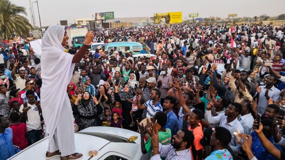 Alaa Salah, femme soudanaise devenue le symbole de la révolte populaire du pays, haranguant la foule à Khartoum, ici le 10 avril 2019 ©AFP