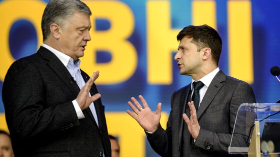Petro Porochenko et Volodymyr Zelensky au stade olympique de Kiev ©AFP - Serguei Chuzavkov