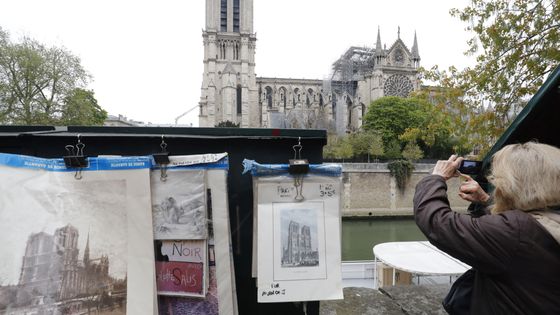 Notre-Dame de Paris le jour d'après. La cathédrale a perdu sa charpente, sa toiture et sa flèche ©AFP - FRANCOIS GUILLOT