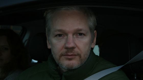 Portrait de Julian Assange, le fondateur de WikiLeaks, à la fenêtre d'une voiture. ©Radio France - Sébastien Baer