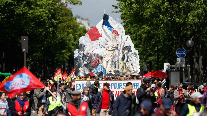 Une réprésentation de la Liberté guidant le peuple, brandie par les "gilets jaunes" à Paris pour l'acte XXiV