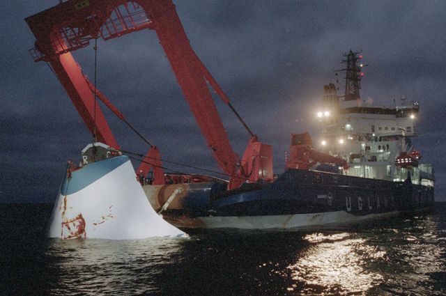 Seule la partie avant du ferry a été repêchée, le reste de l'épave est toujours au fond de l'eau.