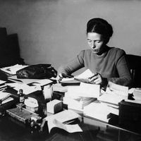 Simone de Beauvoir à son bureau en 1953