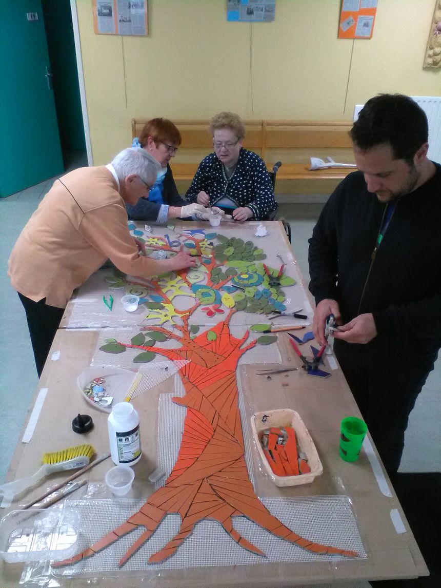 Atelier mosaïque initiée par Yai Acosta-Valois