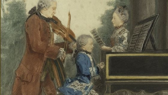Léopold Mozart, Marianne Mozart, virtuose âgée de onze ans et Wolfgang Mozart, compositeur et maître de musique âgé de sept ans (estampe, gravure du XVIIIe S. - détail) De Carmontelle /Delafosse. 1764 - BnF-Gallica