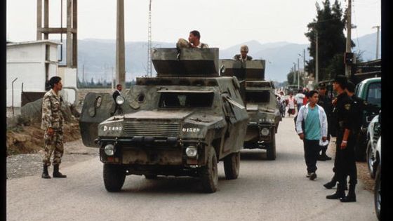 Patrouille militaire dans les rues de Raïs, dans la banlieue d'Alger, après le massacre qui a fait plus de 300 morts le 29 août 1997 ©Getty - Scott Peterson/Liaison