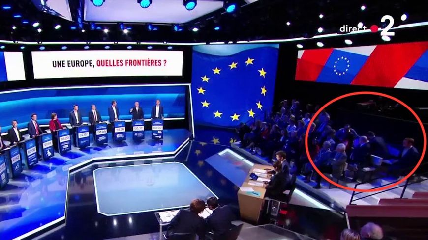 Une femme à fait un malaise dans le public de l'Émission politique jeudi soir.