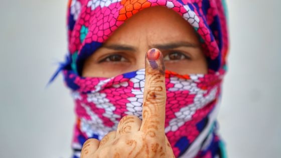 Une électrice indienne montre son doigt encré après avoir voté ©AFP - Nasir Kachroo