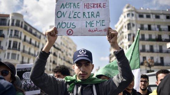 Manifestant à Alger le 02 avril 2019 ©AFP - RYAD KRAMDI