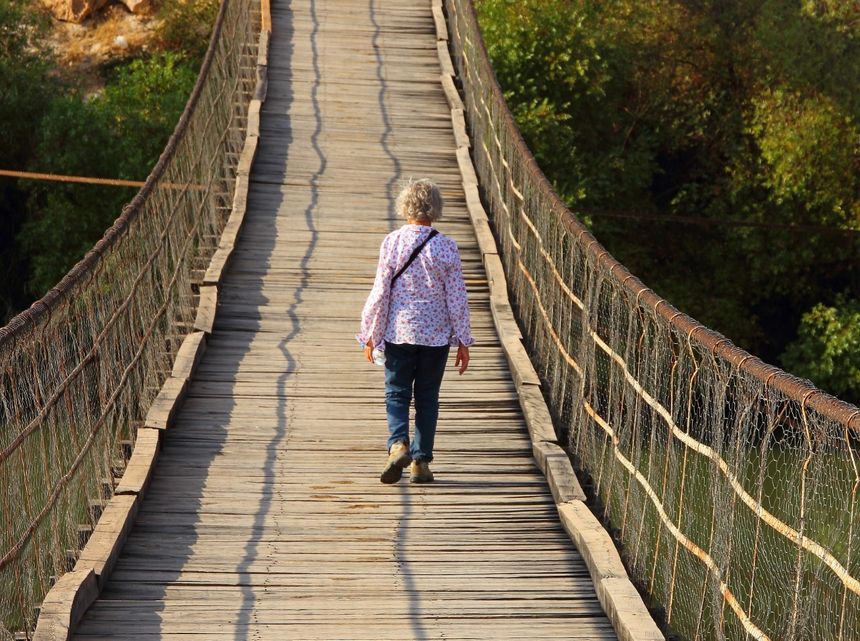 Anahide Ter Minassian sur un pont, en Turquie où elle se rendait régulièrement depuis ses 80 ans.