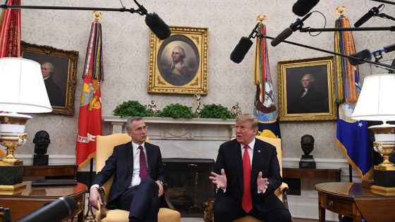 Donald Trump et le secrétaire général de l'OTAN, Jens Stoltenberg, en discussion à la Maison-Blanche le 2 avril 2019. ©AFP - Jim WATSON