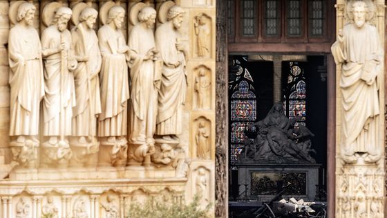 Deux jours après l'incendie qui a ravagé son toit, la cathédrale de Paris livre peu à peu ses secrets. - Dans Kitwood