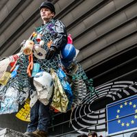 L'Union européenne interdit l'usage des pailles, touillettes et coton-tiges à partir de 2021. Manifestation pour la défense du climat à Bruxelles en janvier 2019.