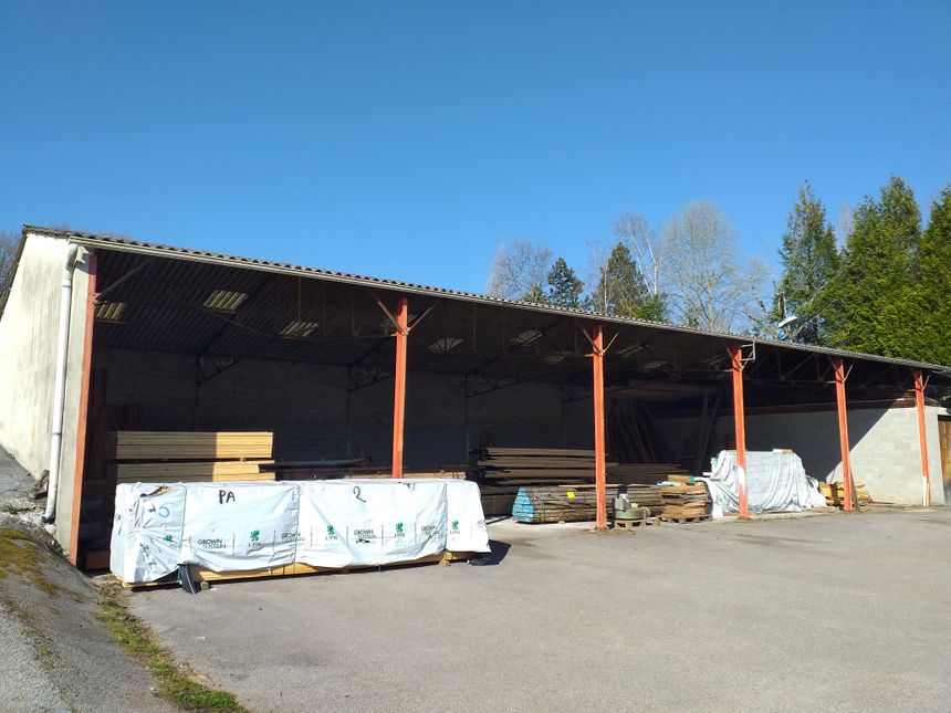 Un grand hangar chez Papeix afin d'habriter le bois