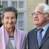Simone et Antoine Veil dans la cour de l'Hôtel Matignon à Paris, le 17 septembre 2010.