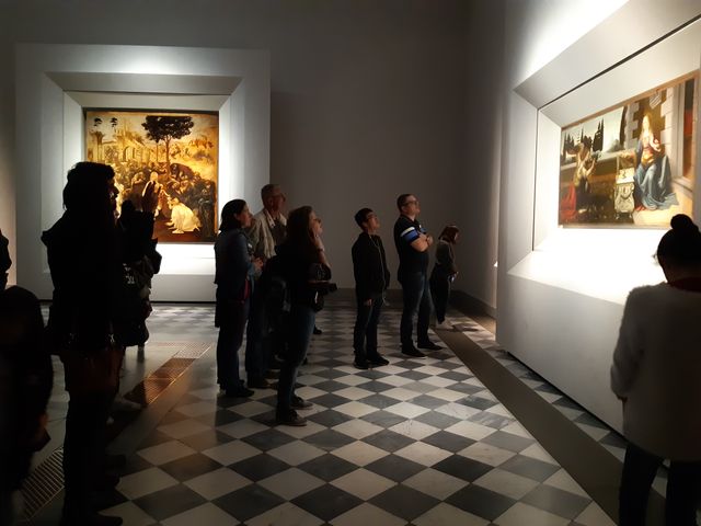 Au musée des Offices, à Florence, on se bouscule devant "L'Adoration des mages" et "L'Annonciation" (à droite), deux chefs-d'œuvre de Léonard de Vinci.