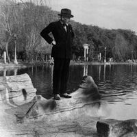 L'auteur dramatique et écrivain italien Luigi Pirandello, près d'un lac, vers 1900.