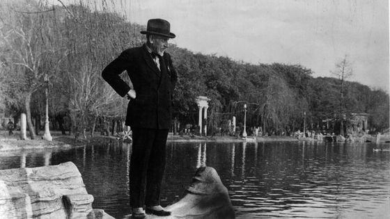 L'auteur dramatique et écrivain italien Luigi Pirandello, près d'un lac, vers 1900. ©Getty - Mondadori Portfolio via Getty Images