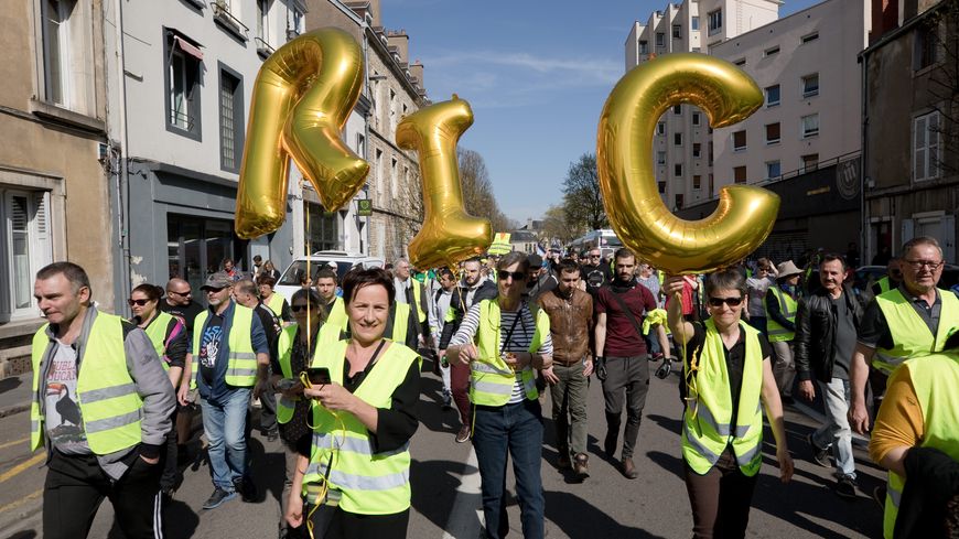 La plateforme du gouvernement et celle lancée par un collectif de "gilets jaunes" n'accordent pas la même importance à la place du RIC dans les débats