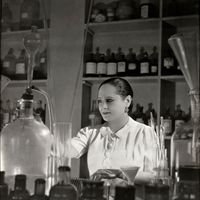 Helena Rubinstein dans son laboratoire à Saint-Cloud, années 1930