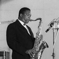 Photo non datée du saxophoniste ténor américain John Coltrane en concert à Paris.