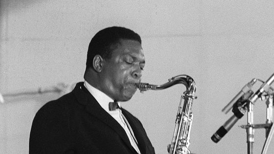 Photo non datée du saxophoniste ténor américain John Coltrane en concert à Paris. ©AFP