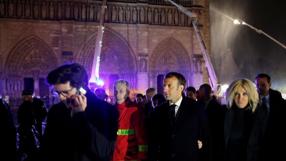 Emmanuel Macron devant la cathédrale Notre-Dame de Paris lors de l'incendie ©AFP - PHILIPPE WOJAZER