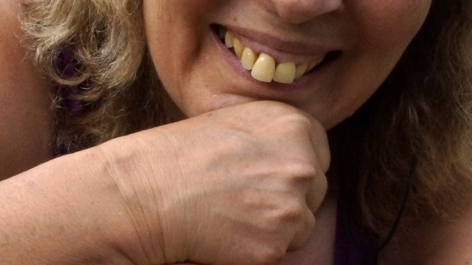 Françoise Serre-Collet en compagnie d'une vipère concolore